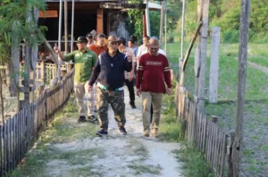 Pj Bupati Jombang Teguh Narutomo saat blusukan ke Desa Jiporapah. Sumber : Anggi Fridianto/Radar Jombang