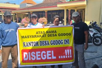 Aksi warga Desa Godog, Kecamatan Polokarto, Kabupaten Sukoharjo, di Kantor Kepala Desa Godog. Sumber : detik.com/jateng
