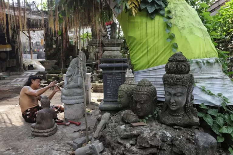 EKONOMI KREATIF: Pemahat di Desa Watesumpak, Kecamatan Trowulan sedang menyelesaikan pekerjaan membuat patung, beberapa waktu lalu. Sumber : sofan/jprm