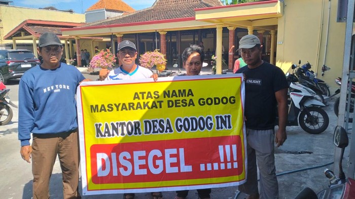 Aksi warga Desa Godog, Kecamatan Polokarto, Kabupaten Sukoharjo, di Kantor Kepala Desa Godog. Sumber : detik.com/jateng