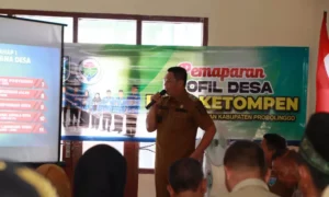 BEBER PROGRAM: Kepala Desa Ketompen Ali Basah melakukan pemaparan saat monitoring evaluasi APBDes 2024 yang dilakukan di kantor desa.&nbsp. Sumber : Mochammad Muiz Afldoly for Jawa Pos Radar Bromo