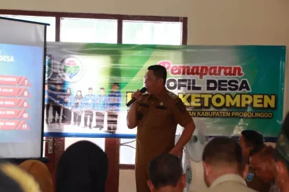 BEBER PROGRAM: Kepala Desa Ketompen Ali Basah melakukan pemaparan saat monitoring evaluasi APBDes 2024 yang dilakukan di kantor desa.&nbsp. Sumber : Mochammad Muiz Afldoly for Jawa Pos Radar Bromo