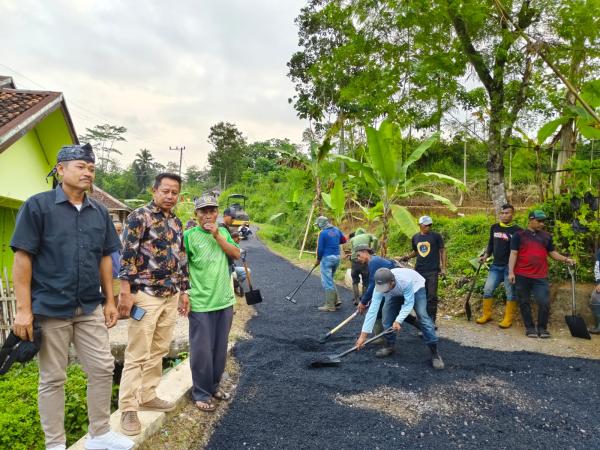 Pemerintah Desa Padaluyu, Kecamatan Tanggeung, tengah melakukan perbaikan (pengaspalan). Sumber : iNewsCianjur.id/Elan Hermawan