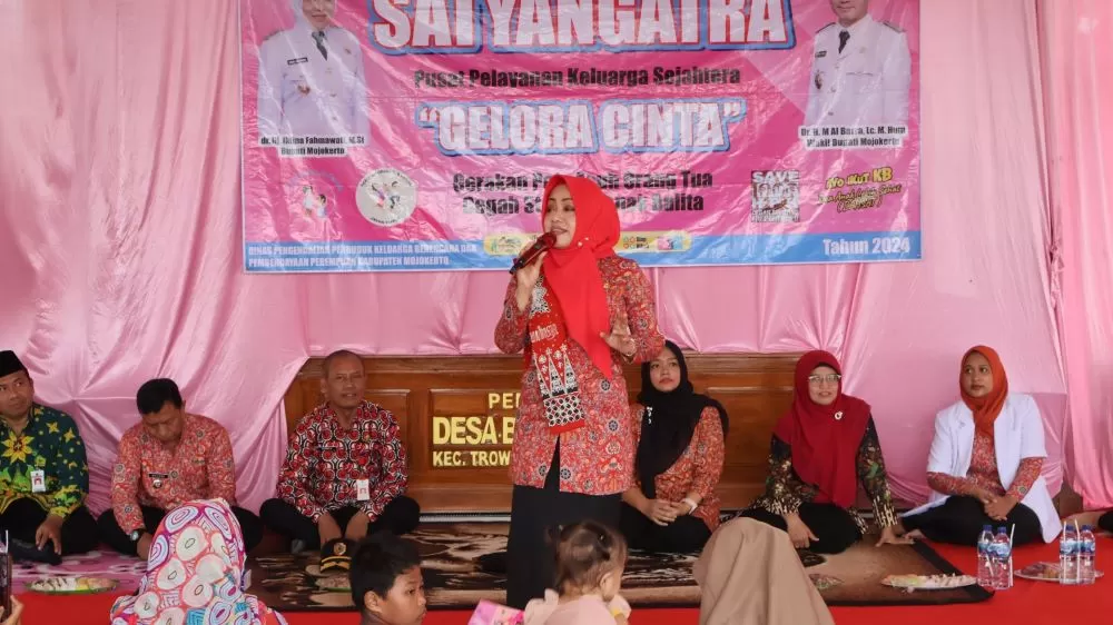 Bupati Mojokerto Ikfina Fahmawati memberikan sosialisasi dalam kegiatan program Gelora Cinta dan Satyangatra pada masyarakat Desa Balongwono, Kecamatan Trowulan. Sumber : diskominfo kabupaten for JPRM.