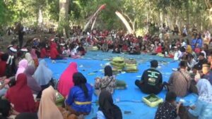 Ribuan warga dusun Dungus-Karangasri, Ngawi, berkumpul di sumber mata air sendang musi untuk melaksanakan upacara nyadran. Sumber : iNewsNgawi.id/ AM