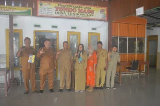 Perangkat Desa Tondowulan, Kecamatan Plandaan, Jombang selama ini aktif mengembangkan literasi ke warga. Sumber : Ainul Hafidz/Radar Jombang