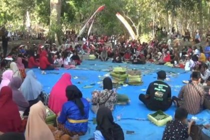 Ribuan warga dusun Dungus-Karangasri, Ngawi, berkumpul di sumber mata air sendang musi untuk melaksanakan upacara nyadran. Sumber : iNewsNgawi.id/ AM