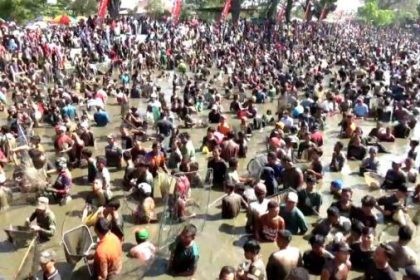 Susana warga menangkap ikan dengan alat seadanya di embung, Desa Gemblegan, Kalikotes, Klaten. Sumber : Saeful Efendi/iNews TV