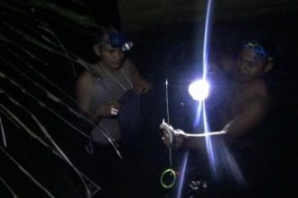 Warga saat berhasil menangkap ikan di Kali Bektiharjo, untuk kemudian di masak lalu disantap bersama warga yang lain, kearifan lokal yang masih terawat di Desa bektiharjo, Kecamatan Semanding, Kabupaten Tuban hingga saat ini. Sumber : tuban.inews.id/