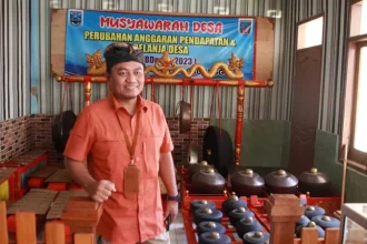 Pj Kepala Desa Randuputih, Mistaful Hudan berlatar gamelan di Kantor Desa Randuputih yang digunakan sebagai pengiring tari tradisional Sandya Bhumi Randuputih. Sumber : Ardyan Aerio Saputra-Mochammad Muiz Afldoly for Jawa Pos Radar Bromo.