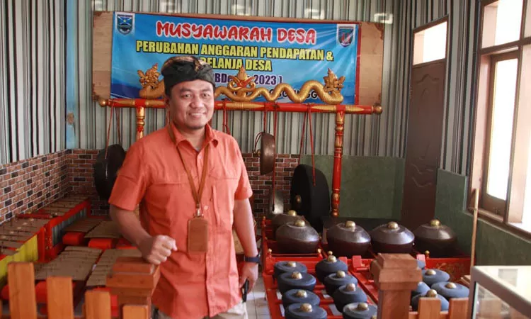 Pj Kepala Desa Randuputih, Mistaful Hudan berlatar gamelan di Kantor Desa Randuputih yang digunakan sebagai pengiring tari tradisional Sandya Bhumi Randuputih. Sumber : Ardyan Aerio Saputra-Mochammad Muiz Afldoly for Jawa Pos Radar Bromo.