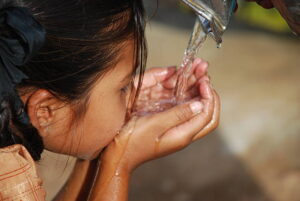 Ilustrasi anak minum air bersih. Sumber: Istock