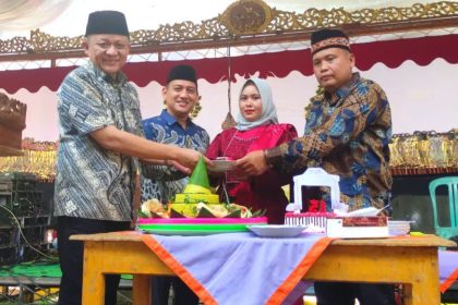 Pemotongan Tumpeng oleh Pj Bupati dan Kepala Desa. Sumber: rri.co.id