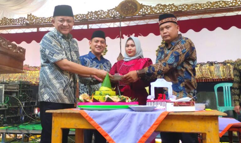 Pemotongan Tumpeng oleh Pj Bupati dan Kepala Desa. Sumber: rri.co.id