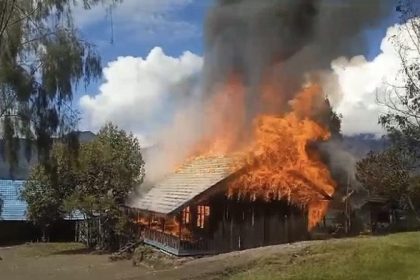 Gedung Sekolah di Pegunungan Bintang dibakar KKB. Sumber: Dok. Detik News