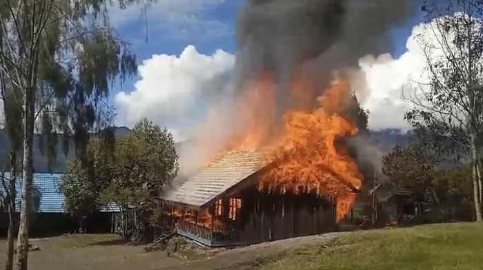 Gedung Sekolah di Pegunungan Bintang dibakar KKB. Sumber: Dok. Detik News