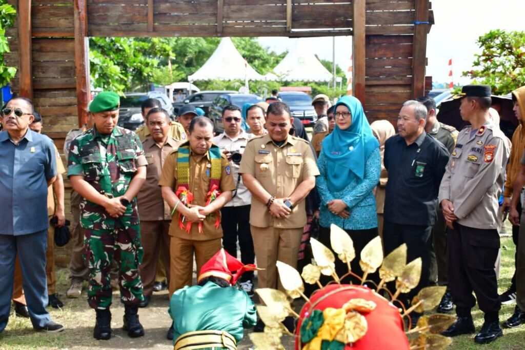 Ketua tim penilai lomba desa yang juga Plh. Kadis PMD Sulsel, Jayadi Nas (tengah) saat tiba di Desa Panaikang, Sumber Foto: Humas Kominfo.