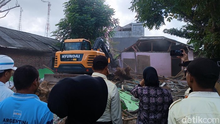 Penggusuran empat bangunan milik Warga di Desa Kuta, Kecamatan Pujut, Lombok Tengah. Sumber: detikbali