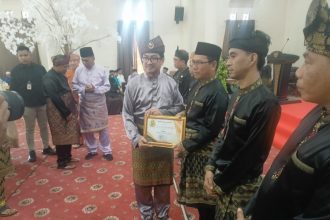 Penyerahan Penghargaan Desa terbaik kepada Desa Sepempang. Sumber: rri.co.id