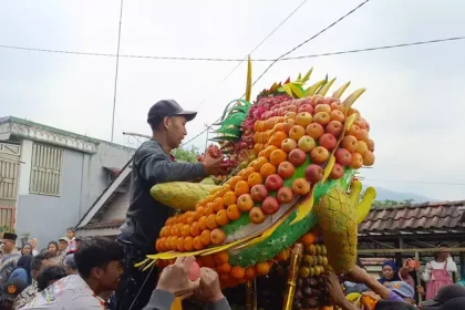 Tradisi Selamatan Desa Warga Desa Jatiarjo. Sumber: beritasatu.co