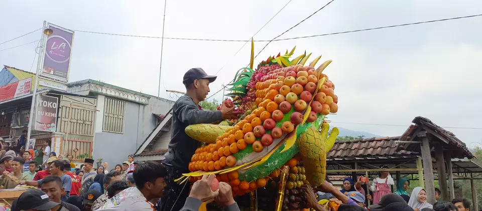 Tradisi Selamatan Desa Warga Desa Jatiarjo. Sumber: beritasatu.co