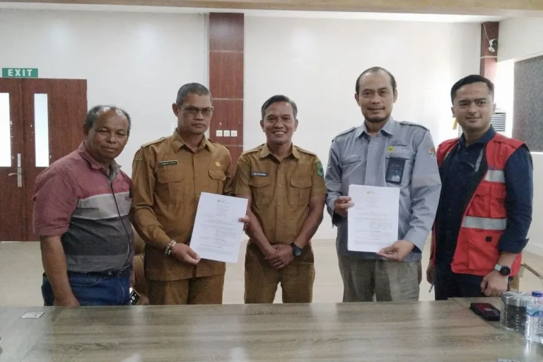 Kepala DPMD Kabupaten Kapuas Budi Kurniawan (tengah) bersama Kades Rawa Subur dan PT PLN Nusantara Power Pulang Pisau.