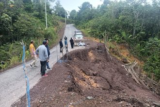 Kendaraan melintasi jalan yang bakal diperbaiki di Desa Sei Kumap Kecamatan Muara Uya, Kabupaten Tabalong.