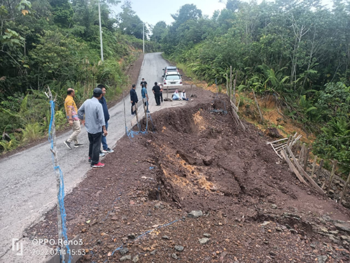 Kendaraan melintasi jalan yang bakal diperbaiki di Desa Sei Kumap Kecamatan Muara Uya, Kabupaten Tabalong.