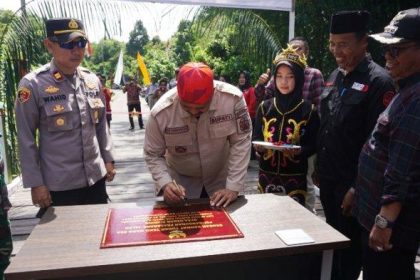 upati Kukar, Edi Damansyah didampingi Camat Muara Muntai Mulyadi meresmikan jembatan Rebaq Rinding secara simbolis. Sumber: HO/Pemkab Kukar