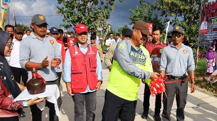 Bupati Kutai Kartanegara Edi Damansyah saat meresmikan jalan Desa Rapak Lambur, Kecamatan Tenggarong.