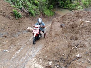 Warga Desa Morodadi saat melalui jalan berlumpur karena tidak ada jembatan alternatif. Sumber: Dok. Suara Ternate