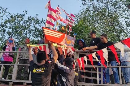 Arak - arakan sedekah laut oleh Nelayan di Desa Sukorejo. Sumber: INews