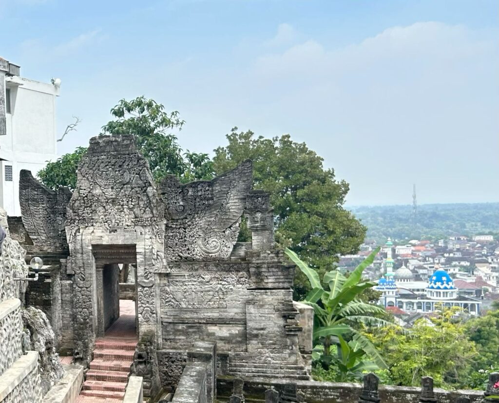 Terkenal sebagai destinasi wisata religi, Desa Wisata Sendangduwur dikenal karena makam Sunan Sendang yang menjadi tujuan ziarah bagi pengunjung. Sumber: desawisatasendangduwur.netifly