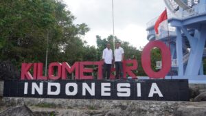 Kepala Gampong Iboih, Fazir dan Sekretarisnya, Husein berpose di monumen Titik Nol Kilometer.