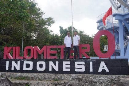 Kepala Gampong Iboih, Fazir dan Sekretarisnya, Husein berpose di monumen Titik Nol Kilometer.