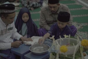 Orang tua dan anak-anak sedang mengikuti kegiatan 10 Muharram, Sumber: Son Haji