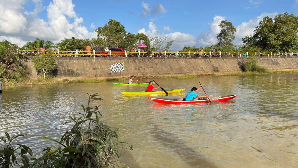 Lomba perahu dayung tradisional yang digelar di Desa Renggiang. Sumber: rri.co.id