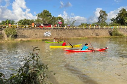 Lomba perahu dayung tradisional yang digelar di Desa Renggiang. Sumber: rri.co.id