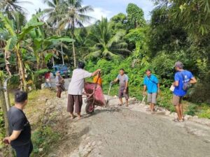 Kondisi Jalan Saat di Perbaiki oleh Warga Desa Eho Orahili. Sumber: rri.co.id