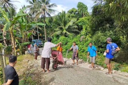 Kondisi Jalan Saat di Perbaiki oleh Warga Desa Eho Orahili. Sumber: rri.co.id
