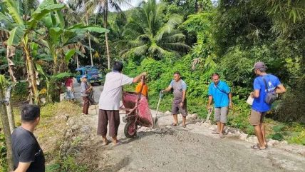 Warga Desa Eho Orahili Gotong Royong Perbaiki Jalan Kabupaten