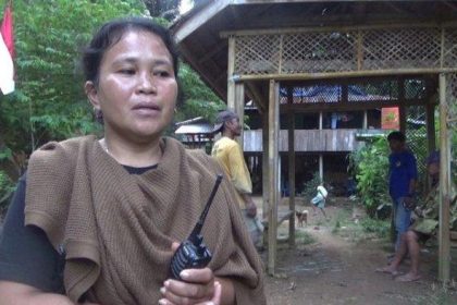 Warga Desa Ilan Batu Uru masih gunakan HT sebagai alat komunikasi. Sumber: Istimewa