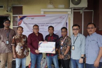 Penyerahan simbolis dana asuransi kebakaran oleh Bank Mandiri Taspen. Sumber: tribunnews.com.