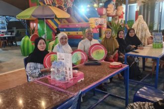Kepala Desa Kalosi, Abdul Malik meninjau BUM Desa Sumber saat membuka usaha kuliner Sumber : beritasatu.com