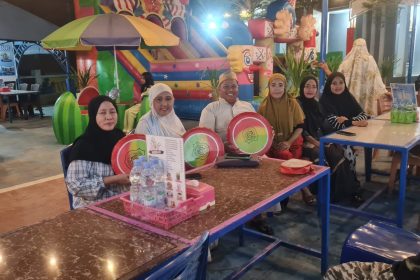 Kepala Desa Kalosi, Abdul Malik meninjau BUM Desa Sumber saat membuka usaha kuliner Sumber : beritasatu.com