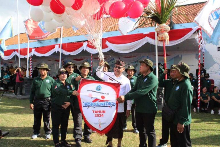 Sekretaris Daerah Kota Denpasar, Ida Bagus Alit Wiradana saat membuka Porsenides Desa Padangsambian Klod Tahun 2024, yang ditandai dengan pelepasan balon di Lapangan Astagina Padangsambian Klod. Sumber foto : BaliPortalNews