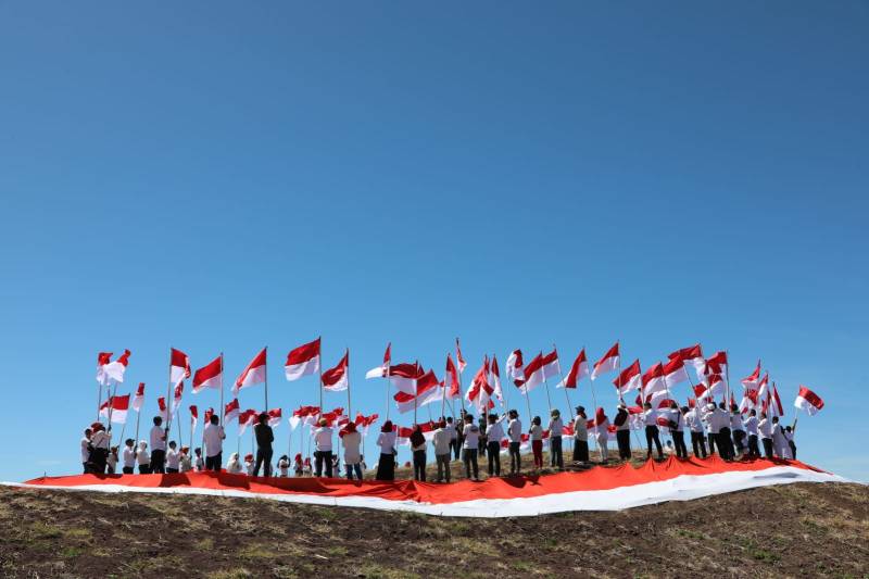 Keterangan : Pemdes Bonto Lojong dan Komunitas Pecinta Alam mengarak bendera merah putih sepanjang 79 meter sejauh 2,5 kilometer. Sumber : publikasionline.id