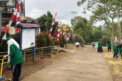 Keterangan : Perangkat Desa Gunung Perak bersama mahasiswa KKN UINAM dan warga setempat bersih-bersih lingkungan dekat kantor desa. Sumber: www.beritasatu.com