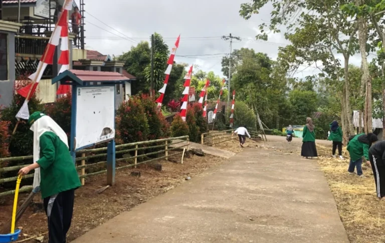 Keterangan : Perangkat Desa Gunung Perak bersama mahasiswa KKN UINAM dan warga setempat bersih-bersih lingkungan dekat kantor desa. Sumber: www.beritasatu.com