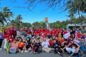 Karang Taruna Desa Bonto Jai dan peserta lomba HUT ke – 79 RI saat melakukan foto bersama. Sumber : www.publikasionline.id